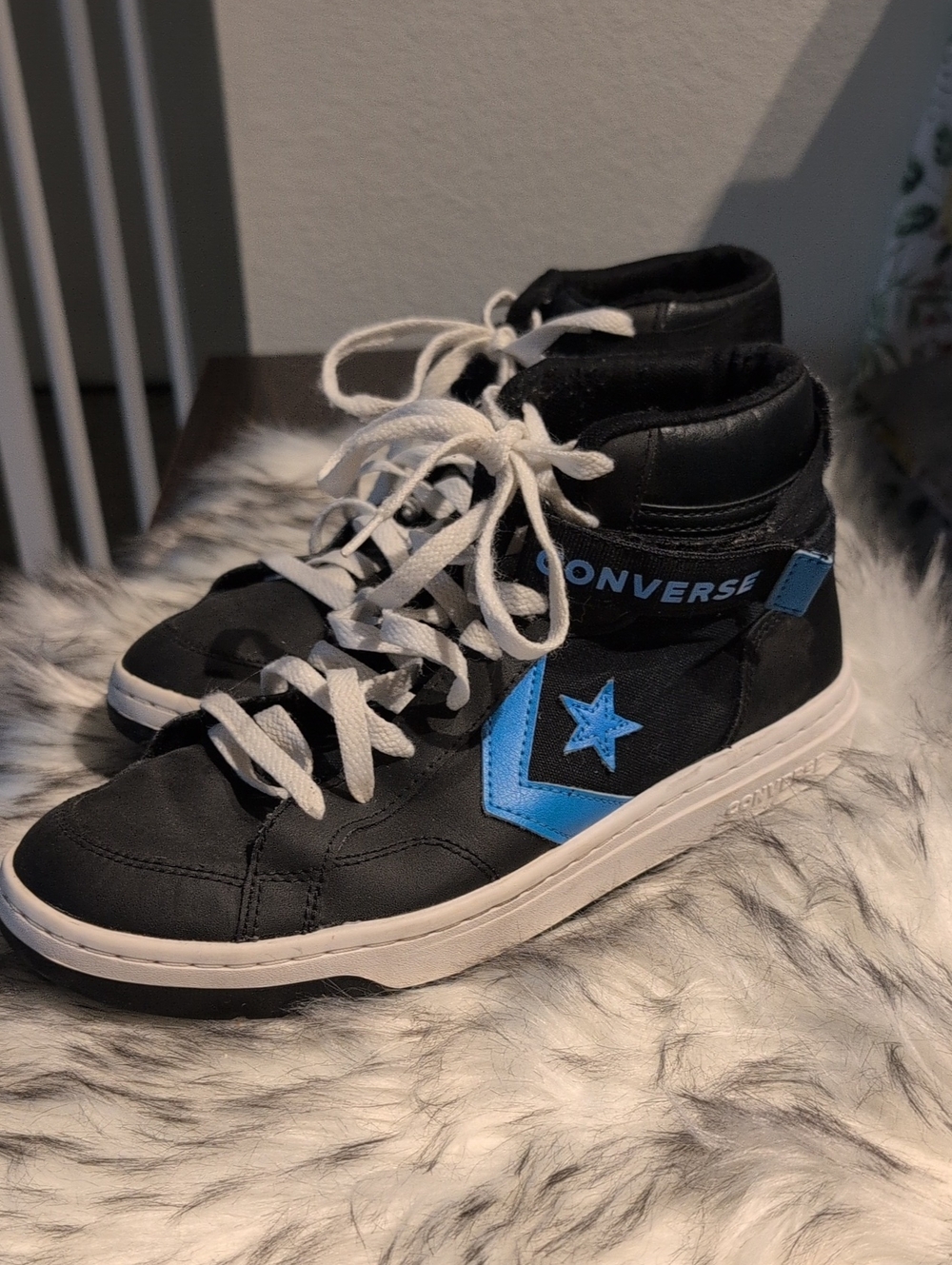 Converse Men Black High-Top Sneakers with Blue Star Accent